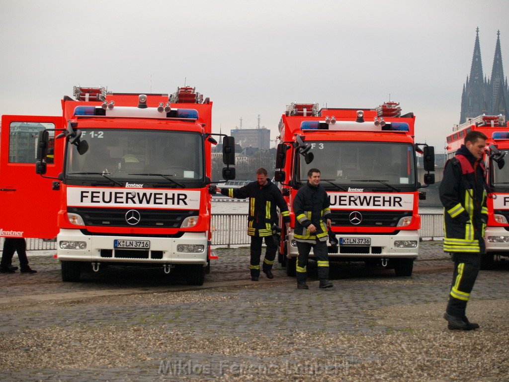 Neue LF`s fuer Koeln Uebergabe in Koeln Deutz an den Wachen  P067.JPG